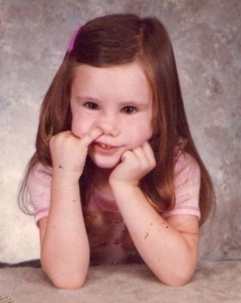 Bad-Family-Photos-Portrait-Picking-Nose